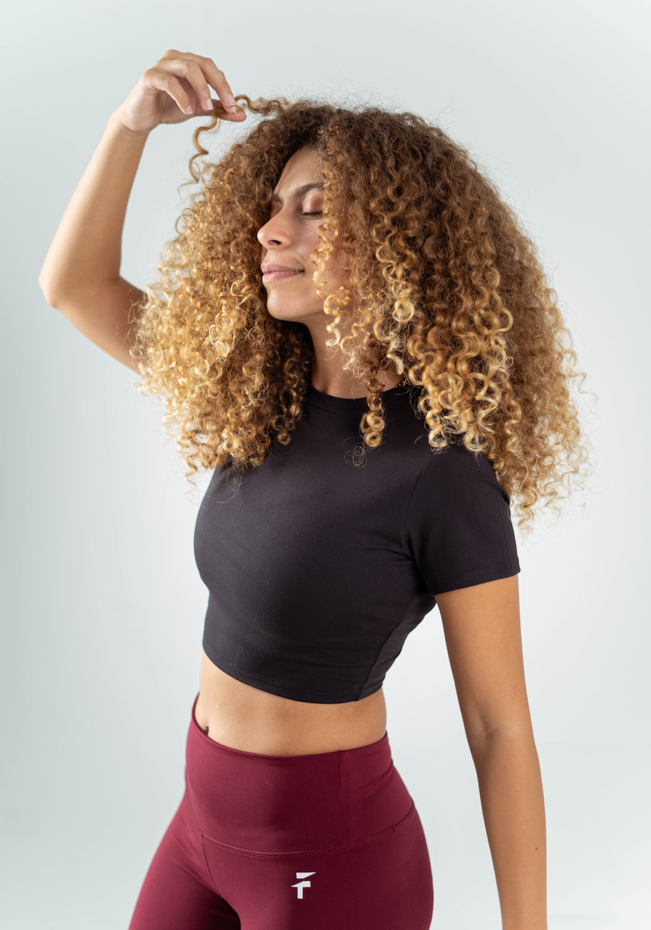 ULTRA SOFT ESSENTIAL CROP TOP - Black