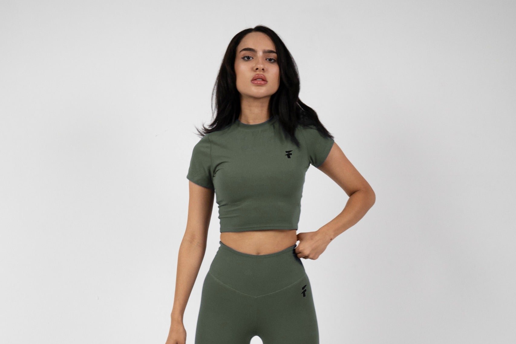 ULTRA SOFT ESSENTIAL CROP TOP - Army Green